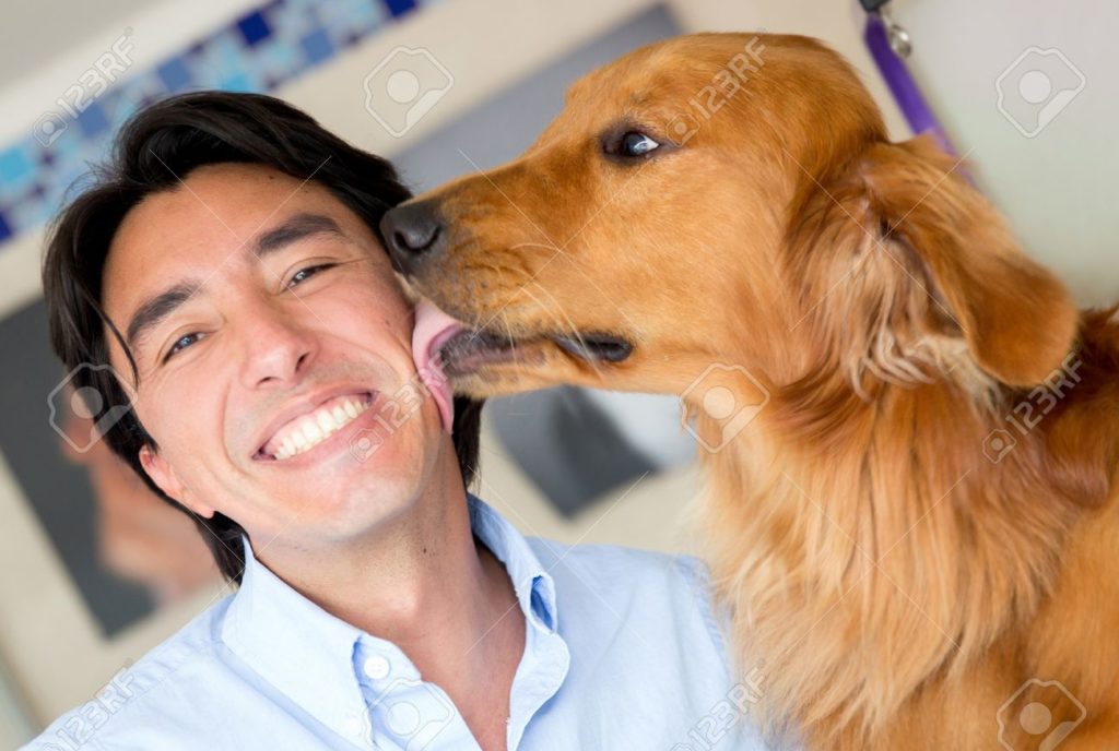 ترحيب الكلب بصاحبه عند وصوله إلى المنزل من أكثر علامات الحب في الكلاب